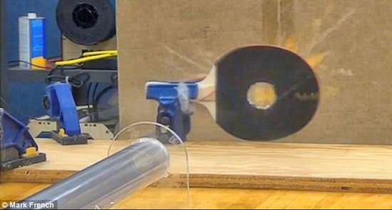 美工程师新玩法：超音速乒乓球穿透球拍
