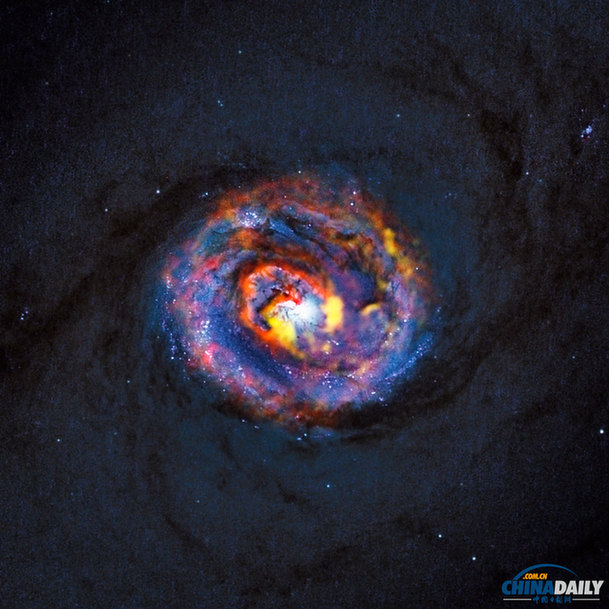 天文学家拍到宇宙震撼一幕：超级黑洞吞噬巨量物质