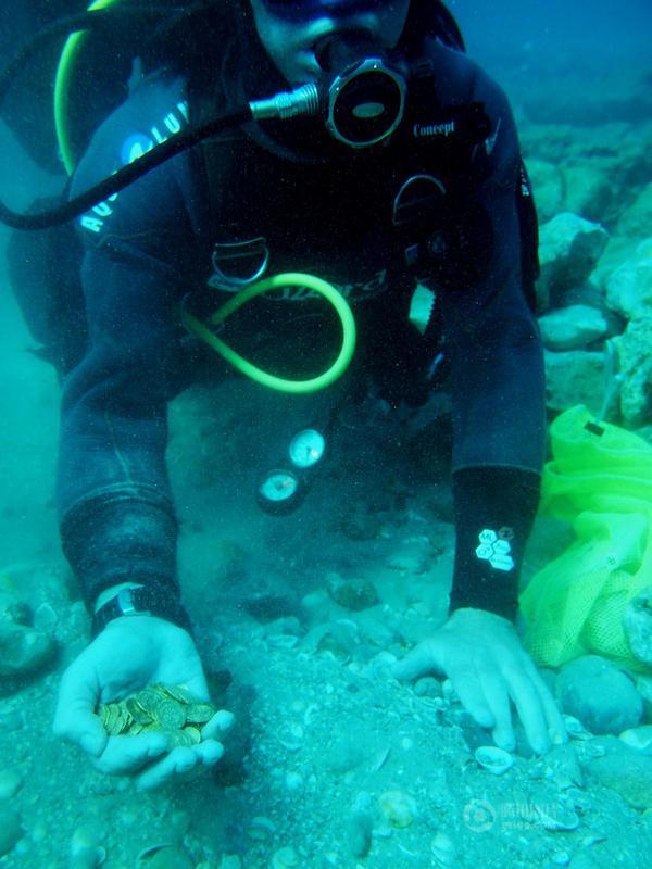 组图：以色列在地中海沿岸发现2000枚10世纪古金币