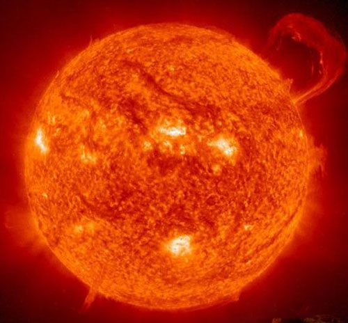 NASA多次拍到巨型ufo穿越太阳 外星人是不是遇到什么事儿跑路了?
